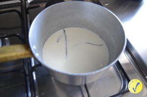Preparazione della panna cotta per la crostata