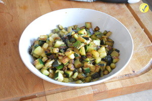 Zucchine tagliate a cubetti e cotte per la pasta fredda